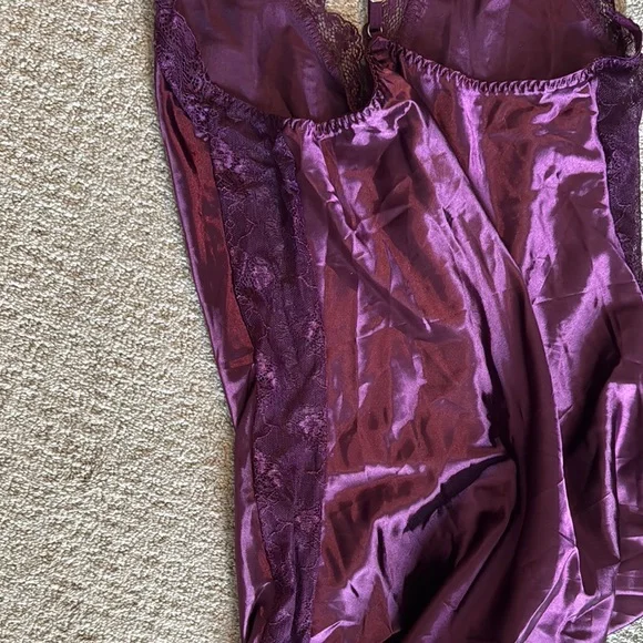 Elegant Purple Lace Trim Nightgown - Picture 3 of 3
